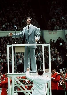 Images Dated 5th May 1973: Frankie Vaughan leading singing FA Cup final 1973 football Leeds v Sunderland