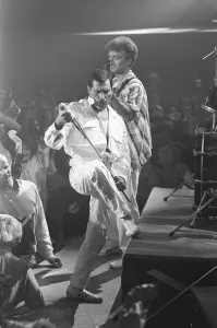 FREDDIE MERCURY AND JOHN DEACON DURING A QUEEN CONCERT - MAY 86 FREDDIE MERCURY AND JOHN DEACON DURING A QUEEN CONCERT - MAY 86