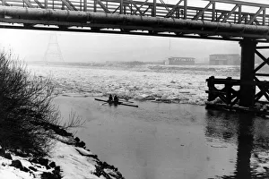 01228 Gallery: The frozen River Tyne, Newcastle. January 1982