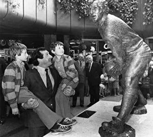 Images Dated 1st April 1982: Gareth Edwards with sons Rhys and Owen when his statue was unvelled at St