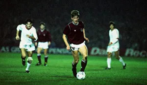 00229 Gallery: Gary MacKay in action for Hearts Hearts versus Velez Mostar UEFA Cup football