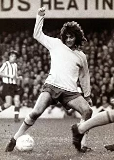 Images Dated 27th November 1971: George Best of Manchester United - November 1971 in action against Southampton