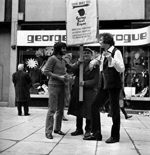 Images Dated 19th March 1970: George Bests Boutique: Recording star Don Fardon called with some of his