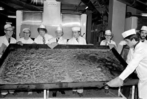 Images Dated 17th January 1975: Giant / Unusual / Food. Yorkshire pudding king size. January 1975 75-00320-001