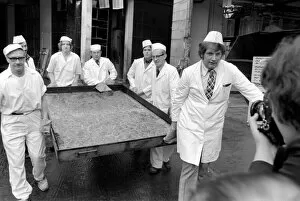 Images Dated 17th January 1975: Giant / Unusual / Food. Yorkshire pudding king size. January 1975 75-00320-002