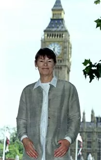 Images Dated 21st June 1995: GLENDA JACKSON MP, STANDING OUTSIDE THE HOUSES OF PARLIAMENT 21 / 06 / 1995