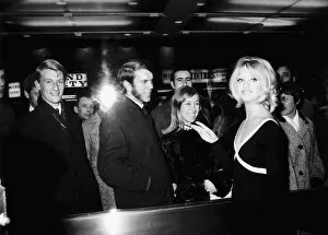 Images Dated 12th March 1970: Goldie Hawn Actress and admiring audience at the premiere of her film Cactus Flower Dbase