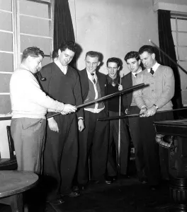 Core61 Gallery: Golf pro Ken geddes demonstrates some of the footballers grips with a snooker cue at