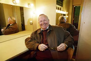 Images Dated 4th May 1991: Former Goon Sir Harry Secombe pictured in a dressing room at Sunderland Empire