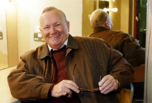 Images Dated 4th May 1991: Former Goon Sir Harry Secombe pictured in a dressing room at Sunderland Empire