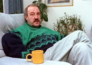 Gorden Kaye comedy actor of Allo Allo 1990 - Tv sitcom A©Mirrorpix Gorden Kaye comedy actor of Allo Allo 1990 - Tv sitcom A©Mirrorpix