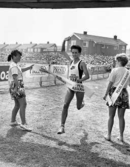 Images Dated 18th June 1989: The Great North Run, 18 June, 1989 - Womens winner Lisa Martin crosses the finishing