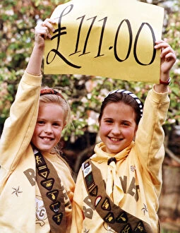 Images Dated 1st May 1992: Guisborough Brownies Rosemarie Brownlie and Emma Bennington, both 9