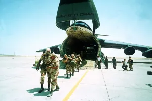 Images Dated 27th August 1990: Gulf War US Troops disembark from a USAF Galaxy transport aircraft