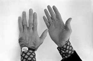 Mirror/0200to0299 00251/hands feature hands brought roar approval Mirror/0200to0299 00251/hands feature hands brought roar approval
