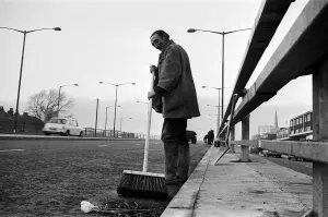 Images Dated 4th December 1970: Having worked himself out of one job on the Perry Barr flyover in Birmingham, Mr L Hayden