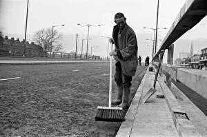 Images Dated 4th December 1970: Having worked himself out of one job on the Perry Barr flyover in Birmingham, Mr L Hayden