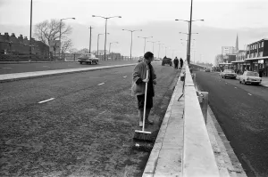 Images Dated 4th December 1970: Having worked himself out of one job on the Perry Barr flyover in Birmingham, Mr L Hayden