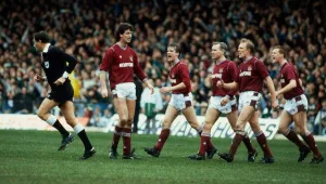 Images Dated 18th March 1989: Hearts players shout at referee March 1989