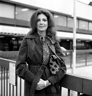 Images Dated 26th March 1975: Heathrow Airport: Actress Gayle Hunnicutt left Heathrow Airport today for Israel
