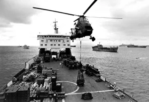 HELICOPTER LIFTING SUPPLIES FROM DECK OF SHIP DURING THE FALKLANDS WAR 1982 HELICOPTER LIFTING SUPPLIES FROM DECK OF SHIP DURING THE FALKLANDS WAR 1982
