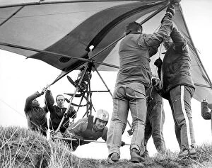 Images Dated 1st April 1978: Helping hands get Gordon Smith ready to take to the air in his Hang Glider in April 1978
