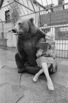 Images Dated 2nd December 1981: Hercules The Grizzly Bear, with owner Maggie Robin, who has recently written a book about