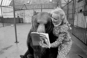 Images Dated 2nd December 1981: Hercules The Grizzly Bear, with owner Maggie Robin, who has recently written a book about