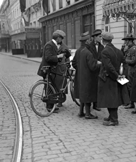 Hodgson and other newspaper correspondents seen her talking with a Boy Scout runner about Hodgson and other newspaper correspondents seen her talking with a Boy Scout runner about