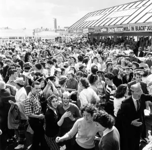 00468 Gallery: Holidaymakers enjoy Daily Mirror Blackpool Week, 28th July 1959
