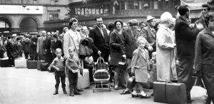 01083 Gallery: Holidaymakers queue for trains at Glasgow Central Station, Glasgow, Scotland