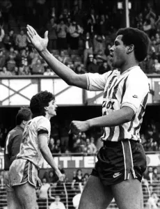 Mirror/0900to0999 00989/howard gayle celebrates goal barnsley saluting Mirror/0900to0999 00989/howard gayle celebrates goal barnsley saluting