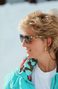 Images Dated 1st April 1993: HRH The Princess of Wales, Princess Diana, enjoys a ski holiday in Lech, Austria