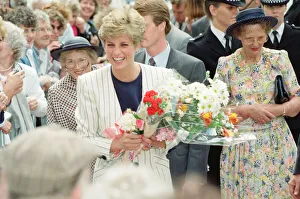 Images Dated 16th July 1991: HRH The Princess of Wales, Princess Diana, on a walkabout in Sheffield and Rotherham