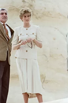 Images Dated 12th May 1992: HRH The Princess of Wales, Princess Diana, in Egypt. Picture at the Pyramids