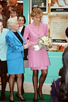 Images Dated 14th November 1992: HRH The Princess of Wales, Princess Diana, in Paris, France