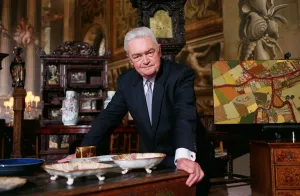 Images Dated 15th October 1998: Hugh scully TV Presenter October 98 Presenter of The Antiques Roadshow on BBC1
