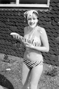 Images Dated 8th April 1977: Humour: Throwing: Fight: Custard Pies. April 1977 77-02002-001
