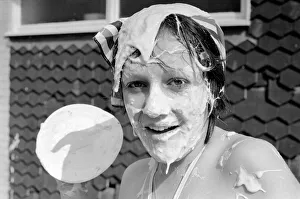 Images Dated 8th April 1977: Humour: Throwing: Fight: Custard Pies. April 1977 77-02002-002