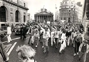 IAN BOTHAM IN THE CITY OF LONDON NEAR THE BANK OF ENGLAND, PICTURED DECEMBER 1985 IAN BOTHAM IN THE CITY OF LONDON NEAR THE BANK OF ENGLAND, PICTURED DECEMBER 1985