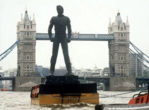 Images Dated 16th June 1995: One of the many identical Michael Jackson statues on the Thames for the HIStory album