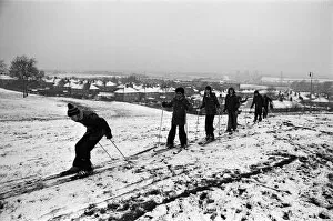 Images Dated 4th February 1976: Ilmington Road School pupils skiing. 4th February 1976