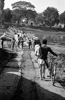 Nm20060726 Gallery: India - War Scenes - 1971 people crossing a river 13 / 06 / 1971 DM71