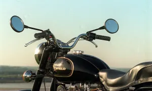 Images Dated 15th October 1998: Indian manufactured Royal Enfield Bullet October 1998 Motorcycle mirrors tank seat