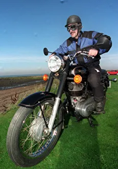 Images Dated 15th October 1998: Indian manufactured Royal Enfield Bullet October 1998 Motorcycle Trevor Walls Daily