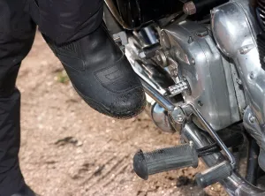 Images Dated 15th October 1998: Indian manufactured Royal Enfield Bullet October 1998 Motorcycle kickstart leather