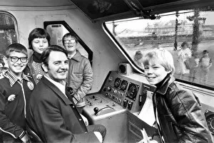 Images Dated 10th August 1978: Inter-City 125 High Speed train driver George Goodair shows our Fix It kids the controls