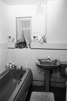 Clapham Collection: Interior view of a bathroom in accommodation in Clapham, London. 30th October 1986