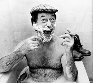 Images Dated 9th November 1978: Jack Douglas Comedian on shaving A©mirrorpix
