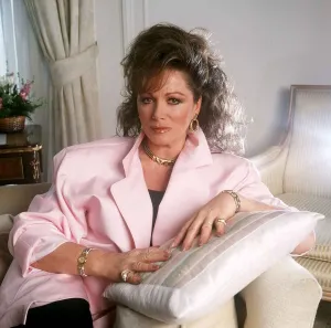 Jackie Collins sitting in chair - May 1988 Dbase MSI Jackie Collins sitting in chair - May 1988 Dbase MSI